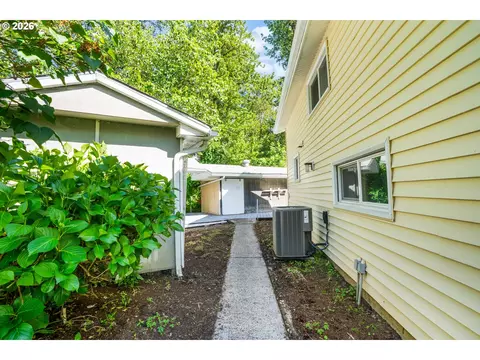 Exterior - 184 E Hatton Ave, Eugene, OR 97404 photo 9 of 12