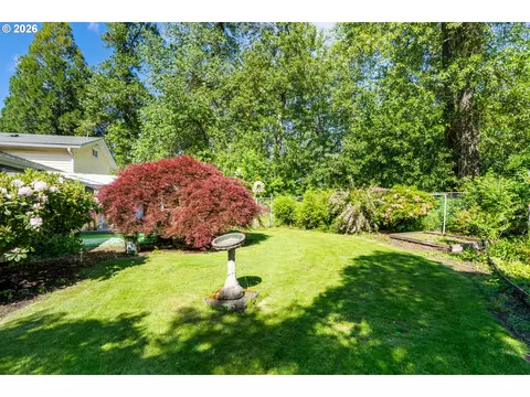 Exterior - 184 E Hatton Ave, Eugene, OR 97404 photo 2 of 12
