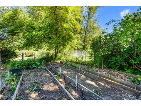 Exterior - 184 E Hatton Ave, Eugene, OR 97404 photo 11 of 12