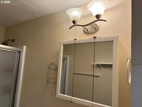 Bath - 3636 Virginia Ave, Springfield, OR 97478 photo 2 of 2