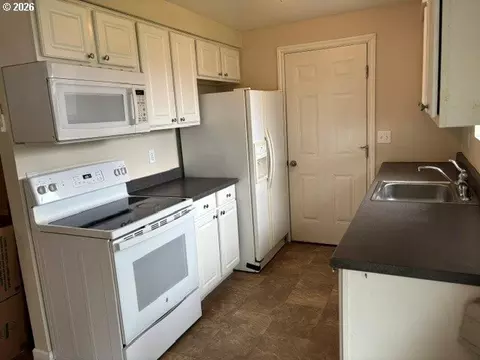 Kitchen - 3636 Virginia Ave, Springfield, OR 97478 photo 1 of 3