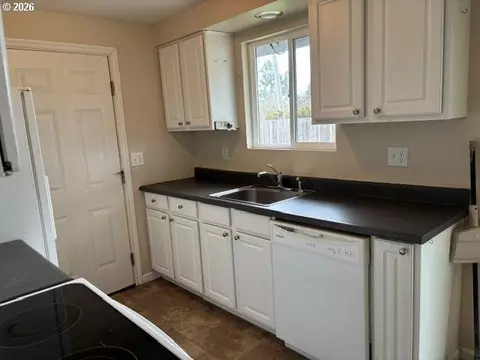 Kitchen - 3636 Virginia Ave, Springfield, OR 97478 photo 3 of 3