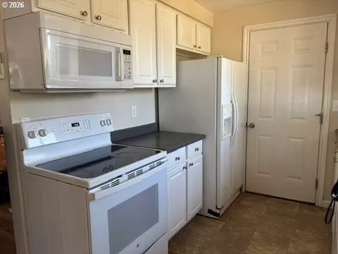 Kitchen - 3636 Virginia Ave, Springfield, OR 97478 photo 2 of 3