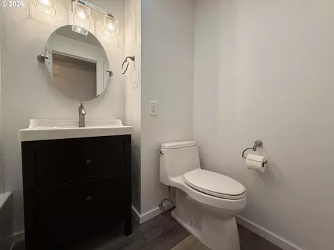 Bath - 788 Cornwall Ave, Eugene, OR 97404 photo 2 of 3