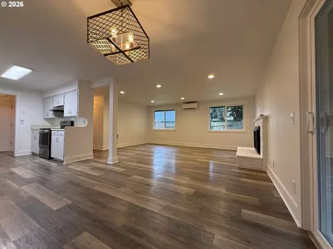 Living - 788 Cornwall Ave, Eugene, OR 97404 photo 2 of 4