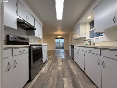 Kitchen - 788 Cornwall Ave, Eugene, OR 97404 photo 1 of 2
