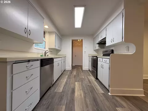 Kitchen - 788 Cornwall Ave, Eugene, OR 97404 photo 2 of 2