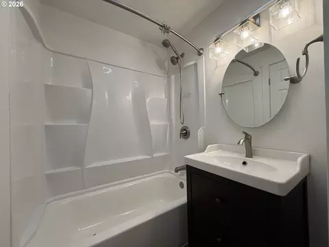 Bath - 788 Cornwall Ave, Eugene, OR 97404 photo 1 of 3