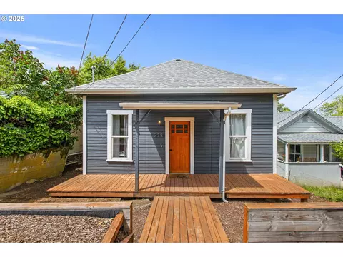 238 SE Pitzer St, Roseburg, OR 97470