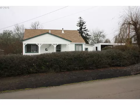 882 NE Rifle Range St, Roseburg, OR 97470
