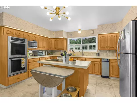 Kitchen - 44174 SE Pagh Rd, Sandy, OR 97055 photo 2 of 4