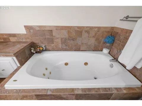 Bath - 44174 SE Pagh Rd, Sandy, OR 97055 photo 2 of 4