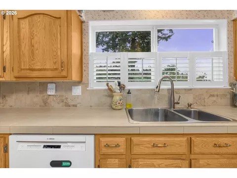 Kitchen - 44174 SE Pagh Rd, Sandy, OR 97055 photo 3 of 4