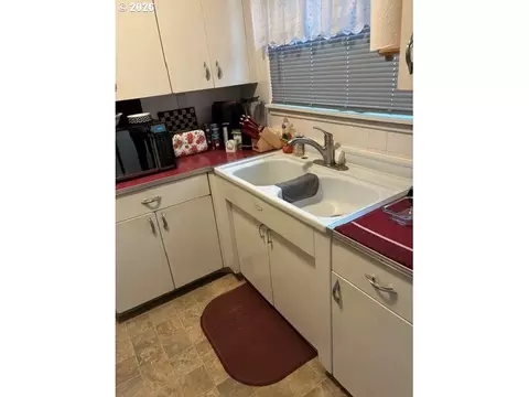 Kitchen - 722 SW 28th St, Pendleton, OR 97801 photo 2 of 2