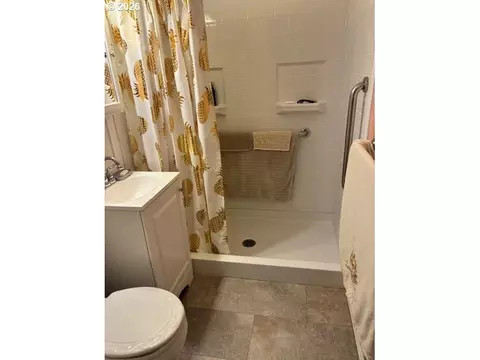 Bath - 722 SW 28th St, Pendleton, OR 97801 photo 1 of 2