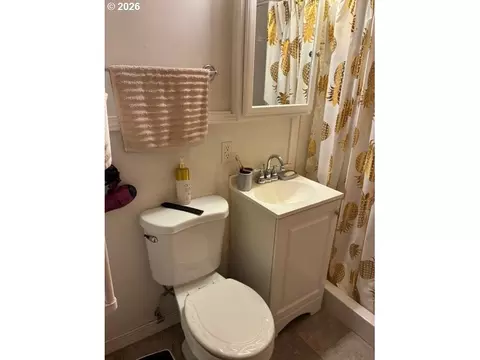 Bath - 722 SW 28th St, Pendleton, OR 97801 photo 2 of 2
