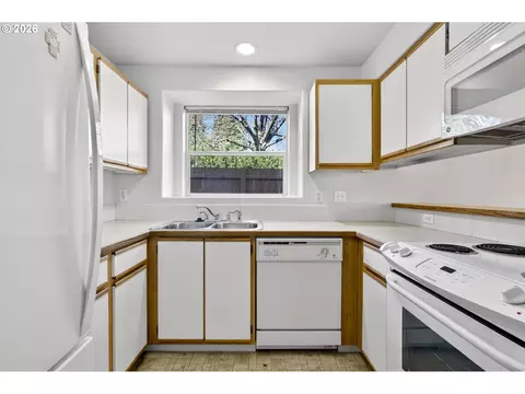 Kitchen - 4606 W Powell Blvd #162, Gresham, OR 97030 photo 3 of 6