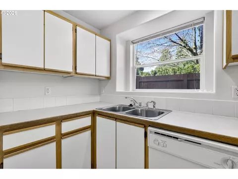 Kitchen - 4606 W Powell Blvd #162, Gresham, OR 97030 photo 5 of 6