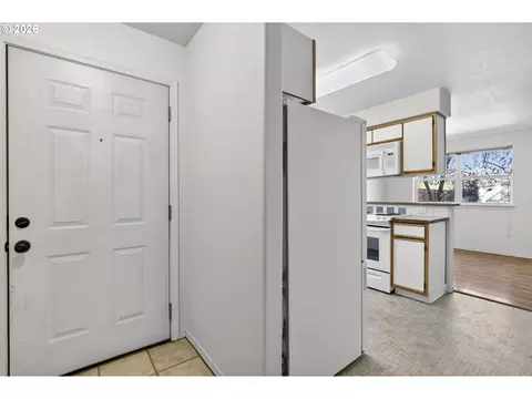 Entry Way - 4606 W Powell Blvd #162, Gresham, OR 97030 photo 2 of 2