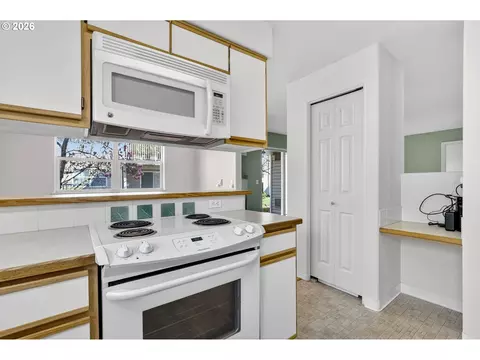 Kitchen - 4606 W Powell Blvd #162, Gresham, OR 97030 photo 6 of 6
