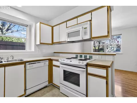Kitchen - 4606 W Powell Blvd #162, Gresham, OR 97030 photo 2 of 6