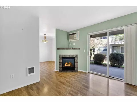 Living - 4606 W Powell Blvd #162, Gresham, OR 97030 photo 1 of 8