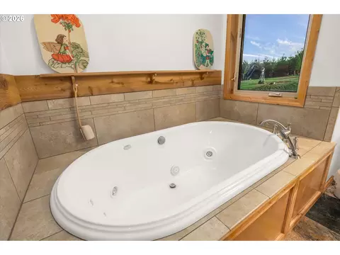 Bath - 52135 E Terra Fern Dr, Sandy, OR 97055 photo 3 of 5