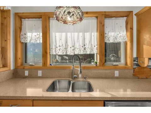 Kitchen - 52135 E Terra Fern Dr, Sandy, OR 97055 photo 3 of 6