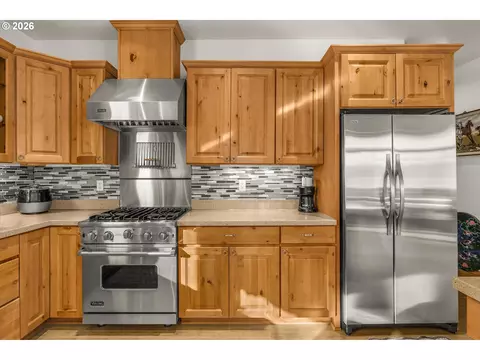 Kitchen - 52135 E Terra Fern Dr, Sandy, OR 97055 photo 4 of 6