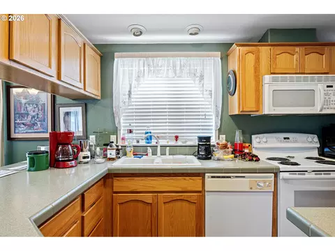 2512 Maia Loop, Springfield, OR 97477 photo 21