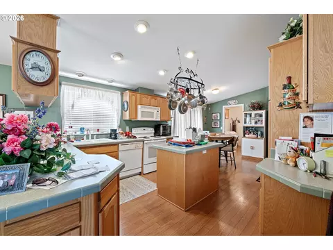 2512 Maia Loop, Springfield, OR 97477 photo 19