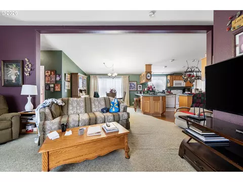 2512 Maia Loop, Springfield, OR 97477 photo 6