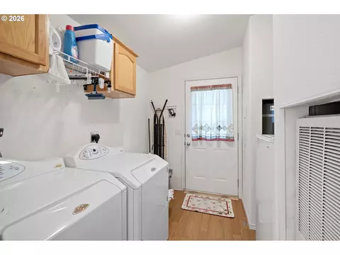 2512 Maia Loop, Springfield, OR 97477 photo 28