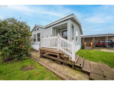 1413 Hawthorne Ave, Reedsport, OR 97467