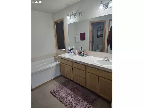Bath - 1166 E Main St, Hermiston, OR 97838 photo 4 of 6