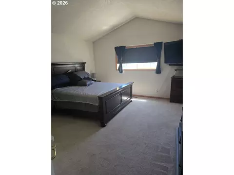 Bedroom - 1166 E Main St, Hermiston, OR 97838 photo 2 of 2