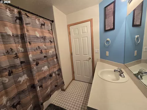 Bath - 1166 E Main St, Hermiston, OR 97838 photo 3 of 6