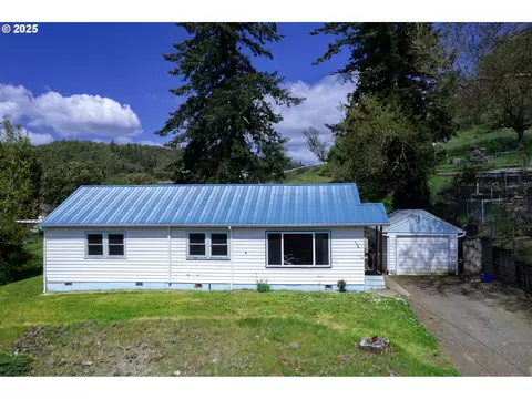 2758 NE Gordon Ave, Roseburg, OR 97470