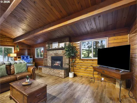 Living - 54010 E Alder Heights Rd, Sandy, OR 97055 photo 2 of 5