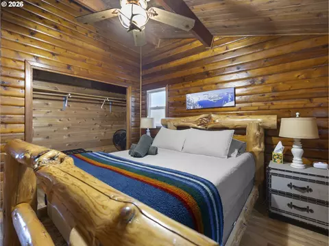 Bedroom - 54010 E Alder Heights Rd, Sandy, OR 97055 photo 5 of 6