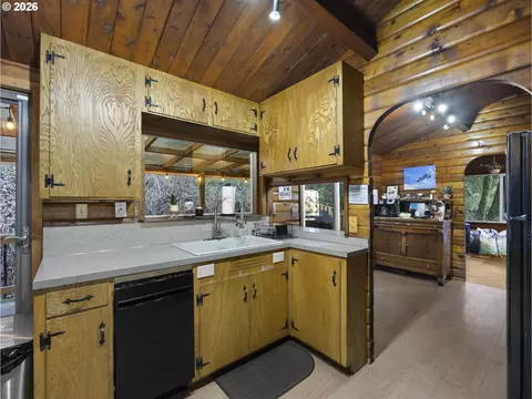 Kitchen - 54010 E Alder Heights Rd, Sandy, OR 97055 photo 3 of 4