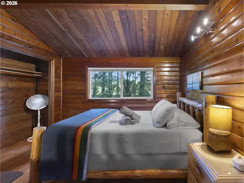 Bedroom - 54010 E Alder Heights Rd, Sandy, OR 97055 photo 1 of 6