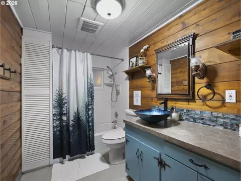 Bath - 54010 E Alder Heights Rd, Sandy, OR 97055 photo 2 of 4