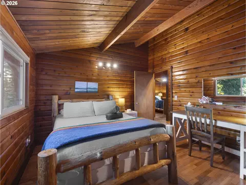 Bedroom - 54010 E Alder Heights Rd, Sandy, OR 97055 photo 2 of 6