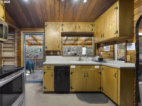 Kitchen - 54010 E Alder Heights Rd, Sandy, OR 97055 photo 2 of 4