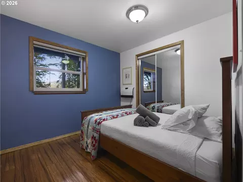 Bedroom - 54010 E Alder Heights Rd, Sandy, OR 97055 photo 6 of 6