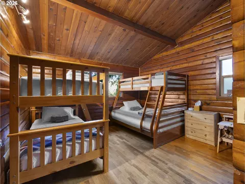 Bedroom - 54010 E Alder Heights Rd, Sandy, OR 97055 photo 3 of 6