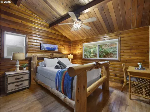 Bedroom - 54010 E Alder Heights Rd, Sandy, OR 97055 photo 4 of 6