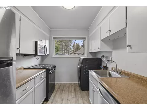 Kitchen - 1702 NE Hogan Dr, Gresham, OR 97030 photo 3 of 3