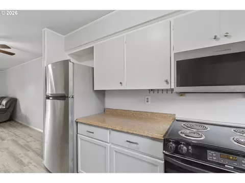 Kitchen - 1702 NE Hogan Dr, Gresham, OR 97030 photo 2 of 3